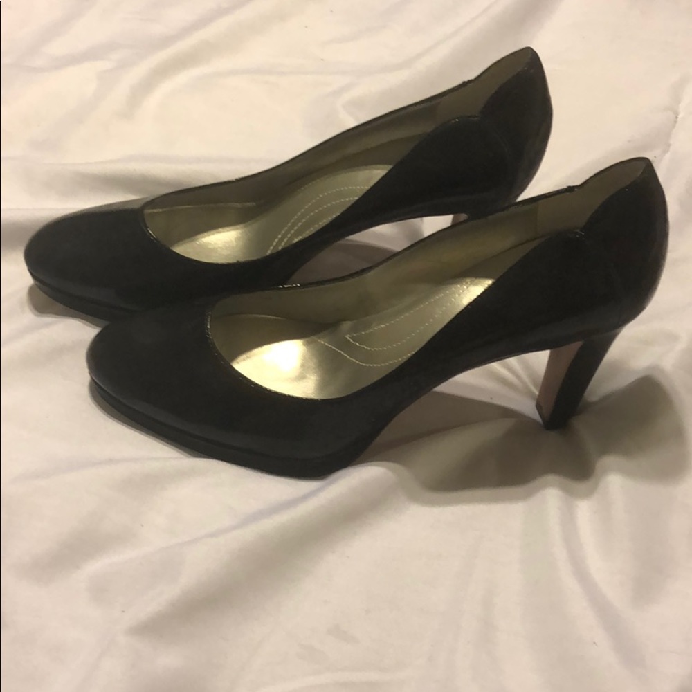 Black pumps